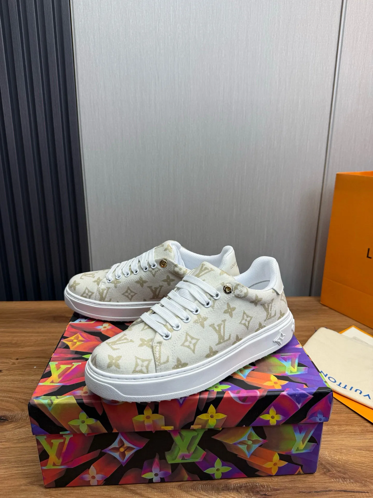 Factory price: 520💰LOUIS VUITTON [Louis VUITTON] The new trendy Lv is on the market🎁, casual and fashionable men's shoes👟The upper is made of imported original fabric + cowhide mesh lining, the original wear-resistant rubber outsole, the version is simple and elegant, exclusive for trendy men. Code number: 38-44, customized 45, 46